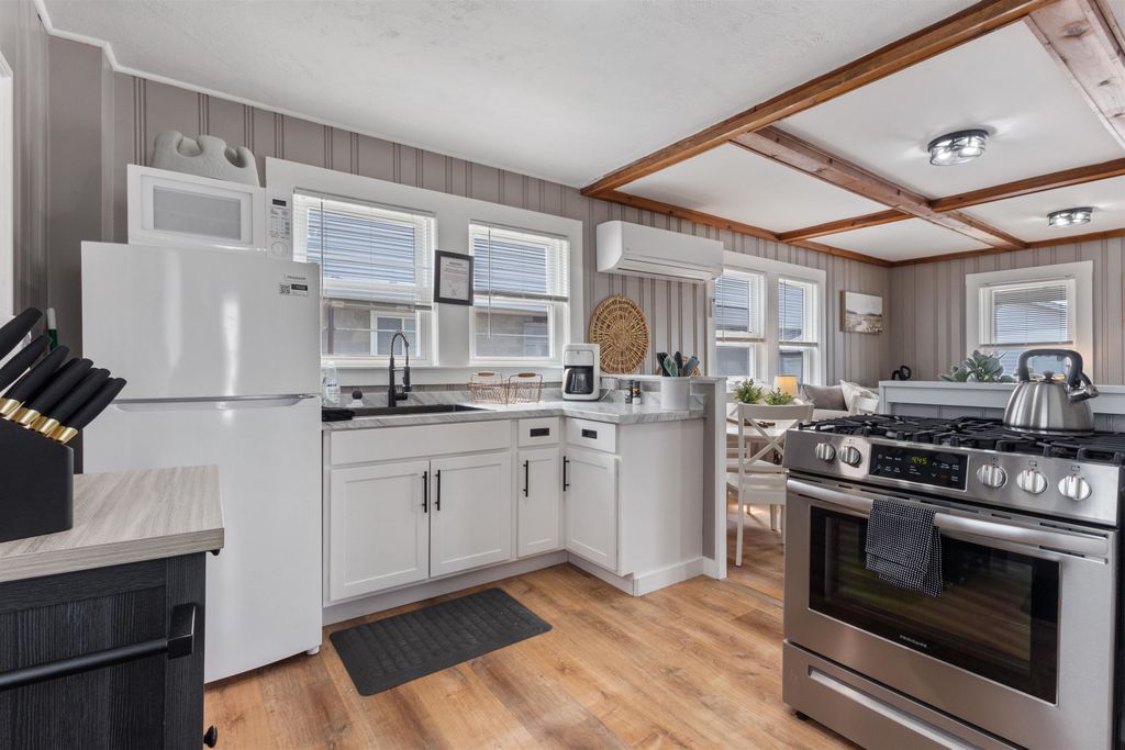 Image 4 of property listing at 2 Island Path # 5, Hampton, NH 03842