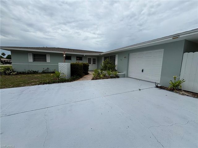 209 Punta Alta CT, Lehigh Acres, FL 33936