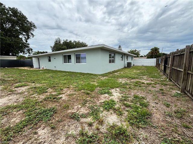 209 Punta Alta CT, Lehigh Acres, FL 33936