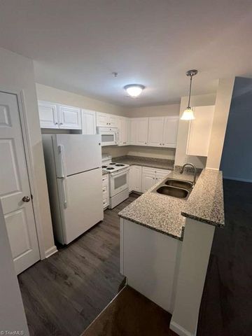 1922 Salem Bluff Drive, Winston-salem, NC 27127