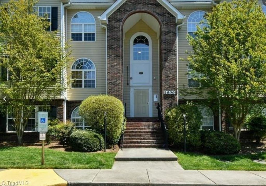 1922 Salem Bluff Drive, Winston-salem, NC 27127