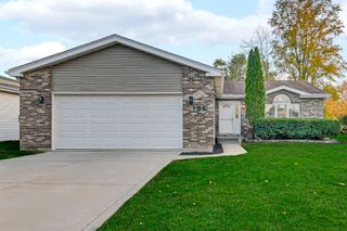 186 Cedarwood Drive, Steger, IL 60475