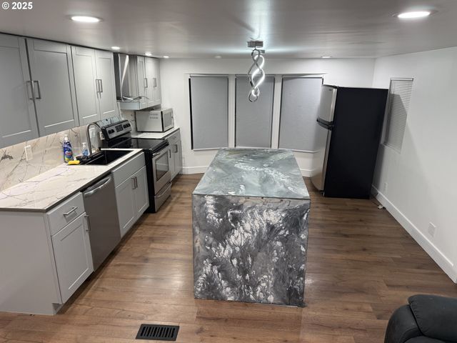 8951 Se FULLER Rd 37, Happy Valley, OR 97086