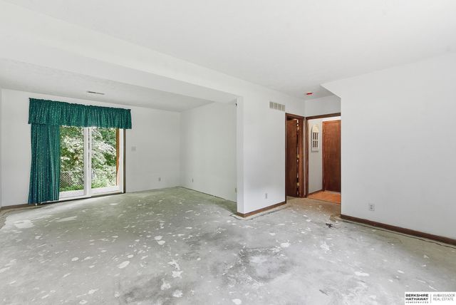 1283 Peterson Drive, Omaha, NE 68130