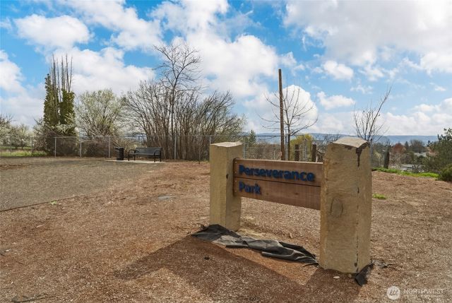 950 SE 12th Street, College Place, WA 99324