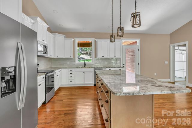 63 Abbey Lane, Hendersonville, NC 28739