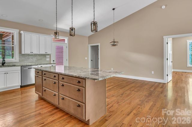 63 Abbey Lane, Hendersonville, NC 28739