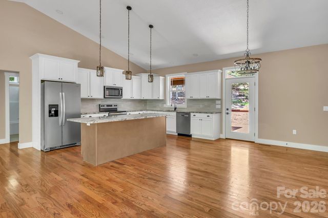 63 Abbey Lane, Hendersonville, NC 28739