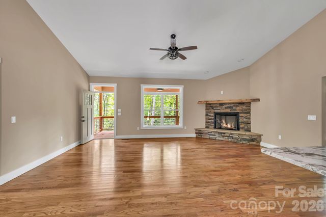 63 Abbey Lane, Hendersonville, NC 28739