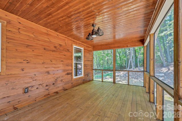 63 Abbey Lane, Hendersonville, NC 28739