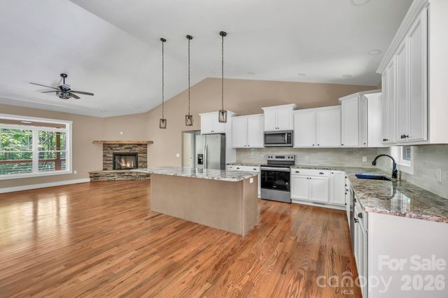 63 Abbey Lane, Hendersonville, NC 28739