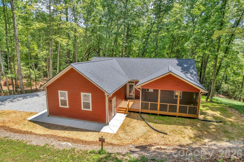 63 Abbey Lane, Hendersonville, NC 28739