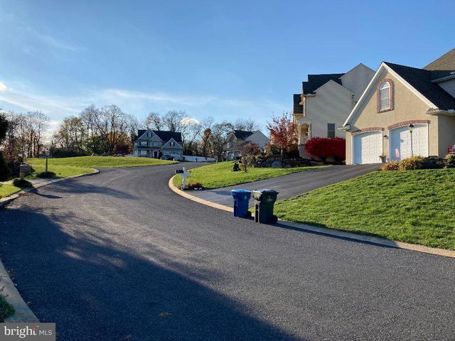 725 CHICKIES DR, Columbia, PA 17512