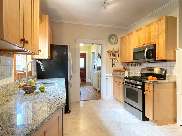 27 Pine Street, Peterborough, NH 03458