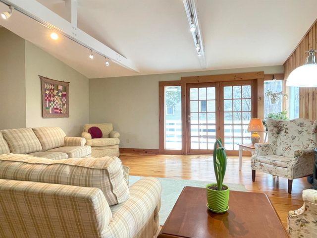 27 Pine Street, Peterborough, NH 03458