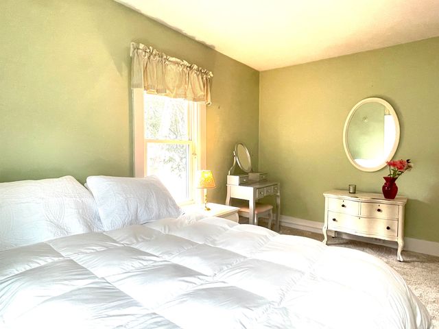 27 Pine Street, Peterborough, NH 03458