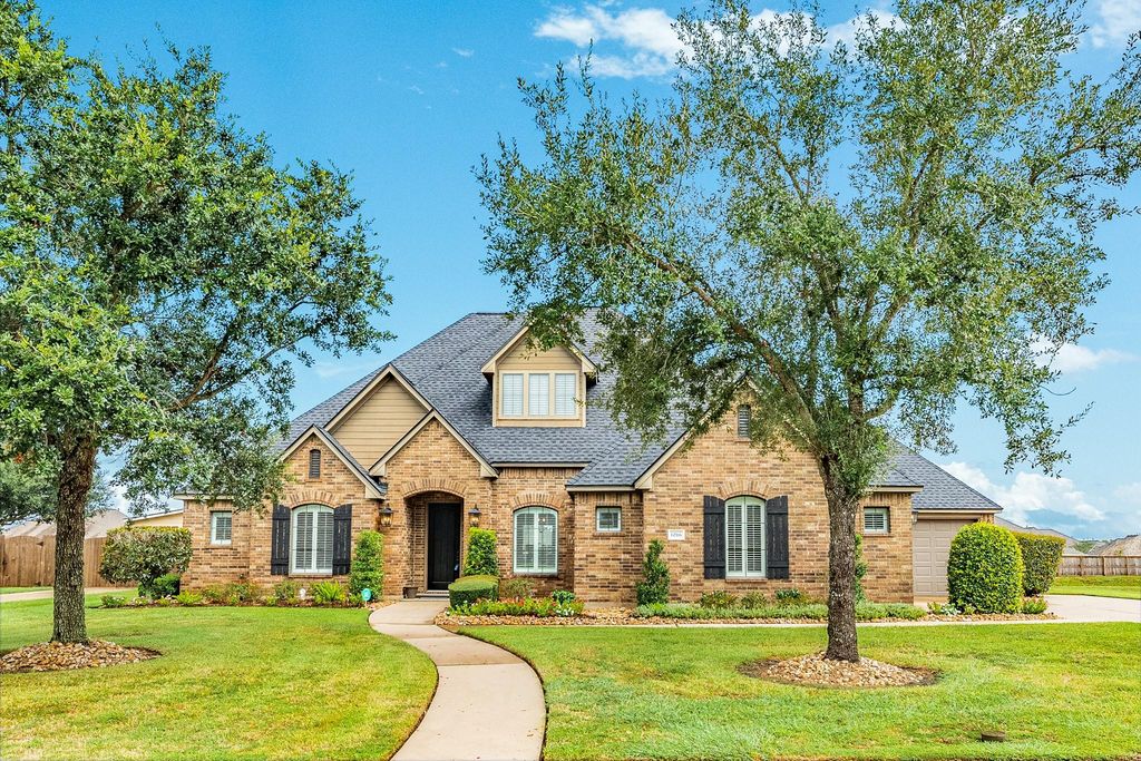 1016 Shady Oaks Drive, Angleton, TX 77515