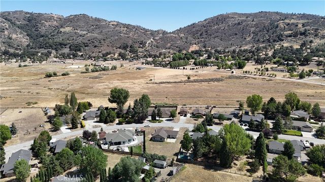 30001 Caddy Ln, Tehachapi, CA 93561