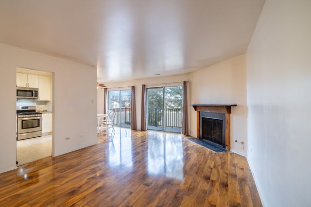 7020 Barrington Court 203, Woodridge, IL 60517