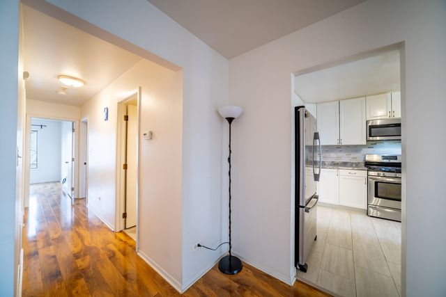 7020 Barrington Court 203, Woodridge, IL 60517