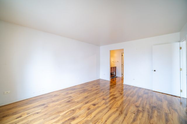 7020 Barrington Court 203, Woodridge, IL 60517