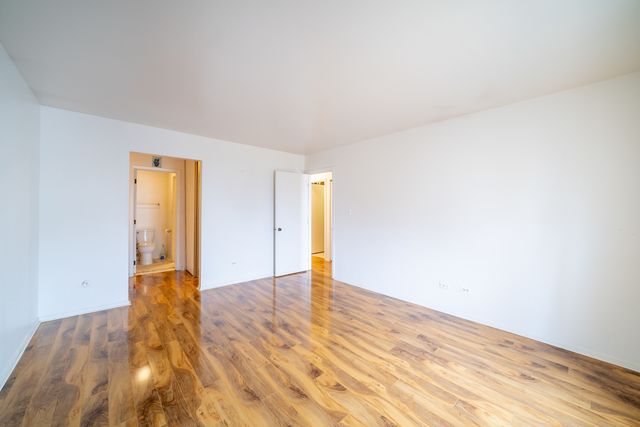 7020 Barrington Court 203, Woodridge, IL 60517