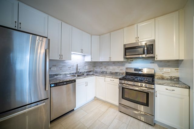 7020 Barrington Court 203, Woodridge, IL 60517