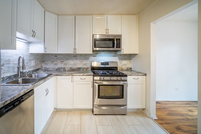 7020 Barrington Court 203, Woodridge, IL 60517