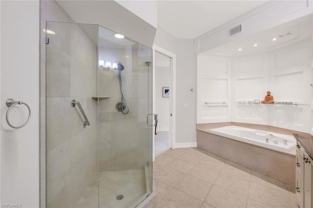 1895 Les Chateaux BLVD 302, Naples, FL 34109