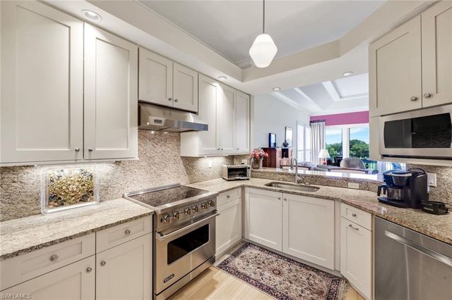 1895 Les Chateaux BLVD 302, Naples, FL 34109