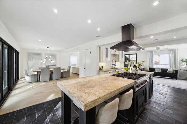 4148 Bissonnet Street, West University Place, TX 77005