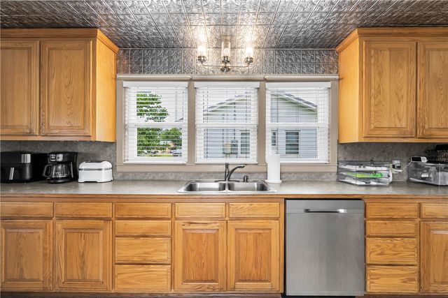 305 S Dixieland Road, Rogers, AR 72758