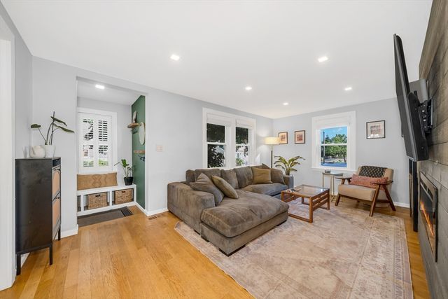 37 Hillcrest Ave, Beverly, MA 01915