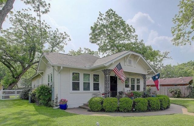 242 S Franklin Street, La Grange, TX 78945