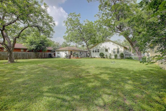 242 S Franklin Street, La Grange, TX 78945