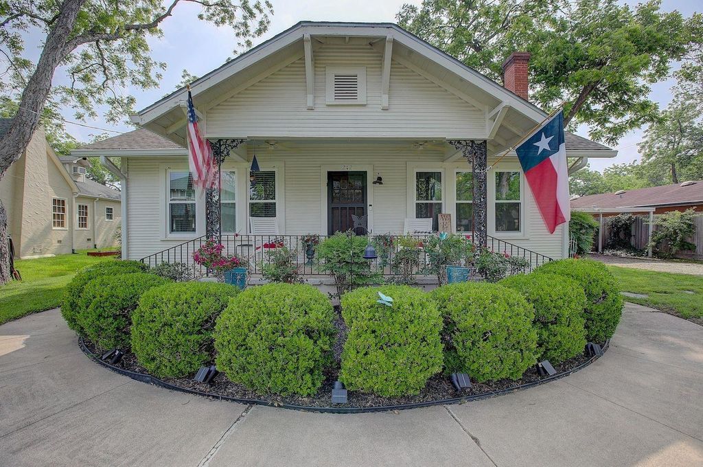 242 S Franklin Street, La Grange, TX 78945