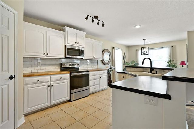 18935 S OAK Street, Belton, MO 64012