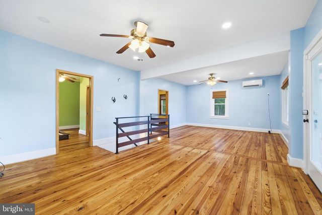 527 PANHANDLE RD, Bentonville, VA 22610