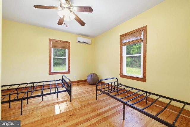 527 PANHANDLE RD, Bentonville, VA 22610