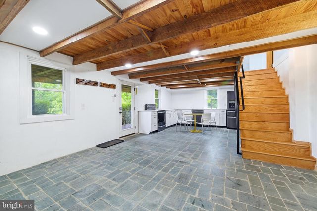 527 PANHANDLE RD, Bentonville, VA 22610