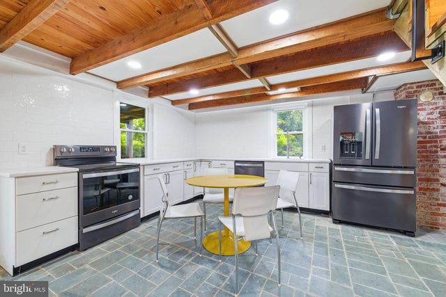 527 PANHANDLE RD, Bentonville, VA 22610
