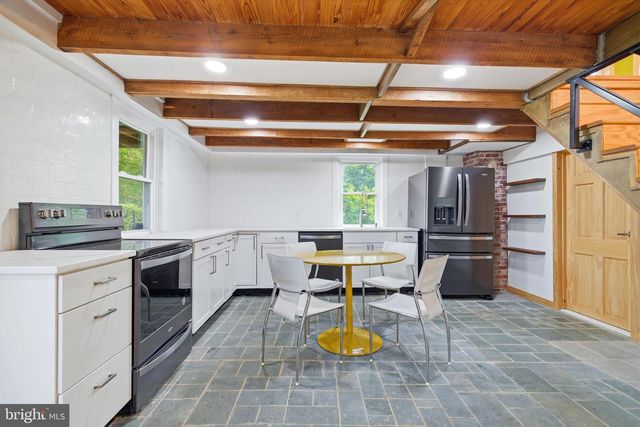 527 PANHANDLE RD, Bentonville, VA 22610