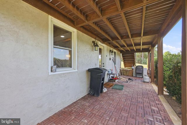 527 PANHANDLE RD, Bentonville, VA 22610