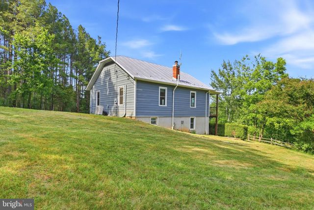 527 PANHANDLE RD, Bentonville, VA 22610
