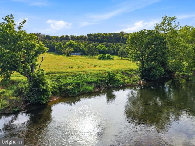 527 PANHANDLE RD, Bentonville, VA 22610
