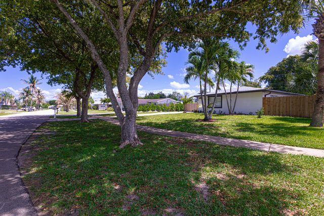 5756 Orchard Way, West Palm Beach, FL 33417