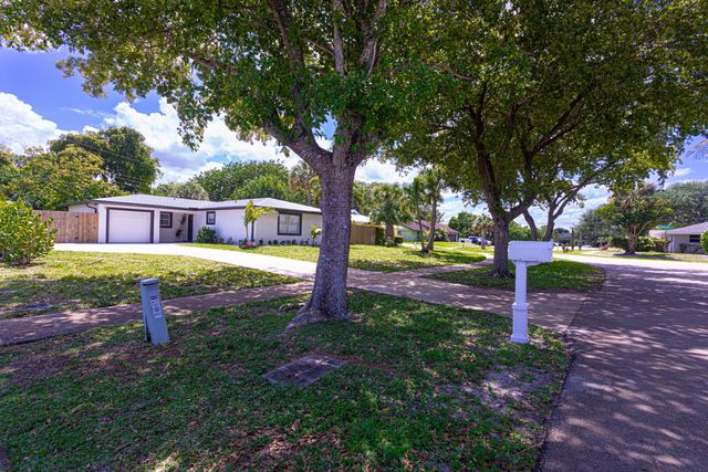 5756 Orchard Way, West Palm Beach, FL 33417