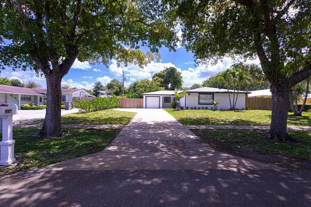 5756 Orchard Way, West Palm Beach, FL 33417