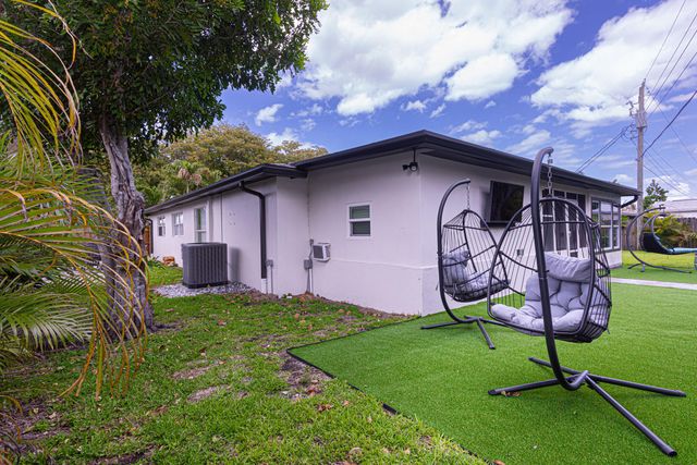 5756 Orchard Way, West Palm Beach, FL 33417