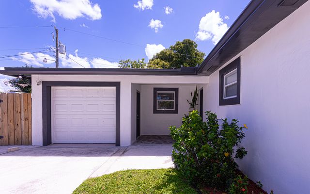 5756 Orchard Way, West Palm Beach, FL 33417